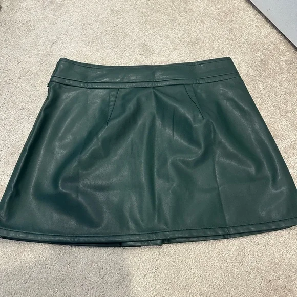 J. Crew Center-pleat mini skirt in faux leather army green 10 NWT - Picture 4 of 4